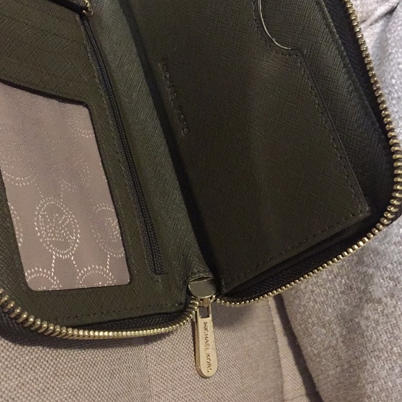 ❌❌SOLD❌❌Beautiful Olive Green MichaelKors Wristlet - Picture 3 of 6